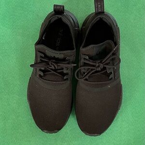 Adidas Men’s Triple Black Sneakers Size 8